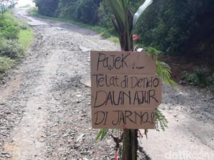 Protes Jalan Rusak, Warga Tulis Pajek Telat Didendo, Dalan Ajor Dijarno