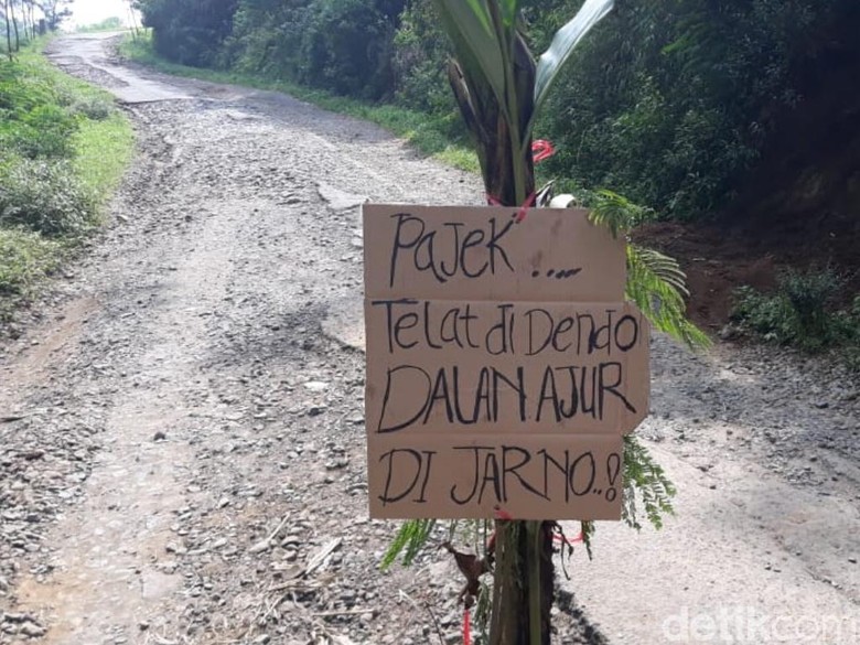 Protes Jalan Rusak, Warga Tulis Pajek Telat Didendo, Dalan Ajor Dijarno Protes Jalan Rusak, Warga Tulis Pajek Telat Didendo, Dalan Ajor Dijarno
