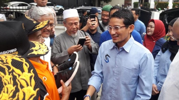 Sandiaga Beri Sepatu ke Relawan yang Jalan Kaki dari Semarang-Jakarta