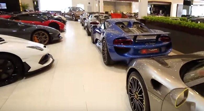 Diler mobil di Dubai. Foto: Screenshot Youtube B Choww Diler mobil di Dubai. Foto: Screenshot Youtube B Choww