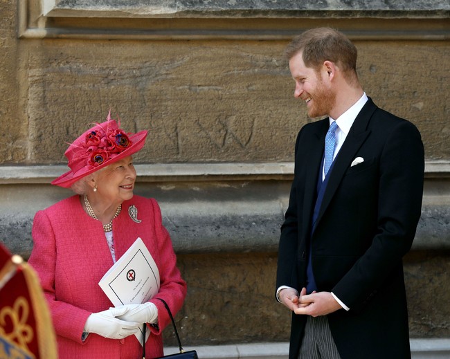 Di antara para tamu, tampak hadir Ratu Elizabeth dan Pangeran Philip di sisinya. Pangeran Harry juga terlihat di sana tanpa Meghan Markle. Foto: Dok. WPA Pool/Getty Images