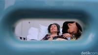 Anak Aminah, Dede Ridwan tak kuasa menahan air matanya saat bertemu dengan ibunya setelah berpisah selam 13 tahun.