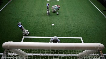 Sebagaimana laga sepakbola betulan, insiden terjatuh pun ada. Bisa jadi pula terjadi pada momen dramatis! (Foto: Jason Lee/Reuters)