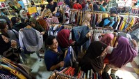 Warga berdatagan ke Pasar Tanah Abang untuk membeli baju yang akan dikenakan saat lebaran nanti.