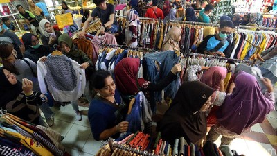 Tanah Abang Dipadati Warga yang Berburu Baju Lebaran