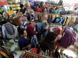 Tanah Abang Dipadati Warga yang Berburu Baju Lebaran