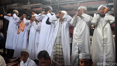 Potret 7 Muazin Kumandangkan Azan di Masjid Sang Cipta Rasa