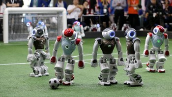 Pertandingan bola robot itu dihelat di sela-sela agenda acara World Intelligent Congress, di Tianjin, China pada pekan ini.(Foto: Jason Lee/Reuters) 