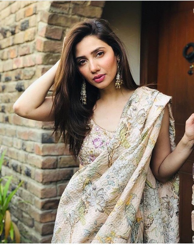Aktris Pakistan, Mahira Khan menempati peringkat sembilan daftar wanita tercantik di dunia pilihan penggemar. Ibu satu anak itu mengawali kariernya sebagai VJ MTV. Foto: Dok. Instagram @mahirakhan