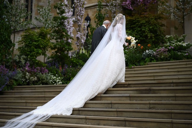 Veil panjang romantis dibuat dari lapisan tulle yang dihiasi embroidery bunga. Foto: Dok. WPA Pool/Getty Images