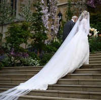 Veil panjang romantis dibuat dari lapisan tulle yang dihiasi embroidery bunga. Foto: Dok. WPA Pool/Getty Images