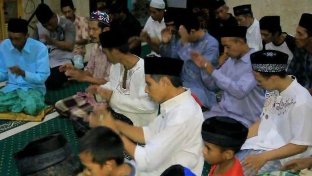 Jemaah tarekat Khalwatyah Samman sedang berzikir.