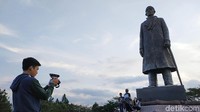 Tak hanya dengan media foto, ada pula wisatawan yang mengabadikan patung Sudirman dengan format video. 