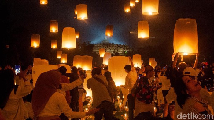 Sejumlah Biksu menerbangkan lampion perdamaian saat perayaan Waisak 2563 BE/2019 di Taman Lubini, Candi Borobudur, Magelang, Jawa Tengah, Minggu (19/5/2019). Pelepasan ribuan lampion itu merupakan simbol perdamaian serta menjadi rangkaian perayaan Tri Suci Waisak. ANTARA FOTO/Andreas Fitri Atmoko/wsj.