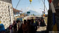 Hari ini umat Buddha merayakan Waisak 2563 BE di Vihara Budha Bhumika. Dusun Thekelan pun berdatangan untuk memberikan selamat.