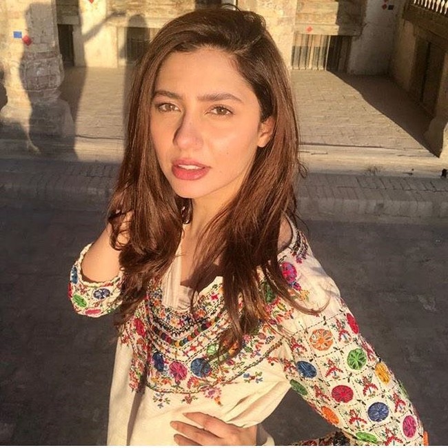 Seperti dikutip dari The News, aksinya itu dilakukan karena pembersih tidak dapat muncul tepat waktu. Mahira Khan pun melakukan pekerjaannya sendiri untuk berhenti membuang-buang waktu selama acara syuting. Foto: Dok. Instagram @mahirakhan