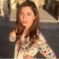 Seperti dikutip dari The News, aksinya itu dilakukan karena pembersih tidak dapat muncul tepat waktu. Mahira Khan pun melakukan pekerjaannya sendiri untuk berhenti membuang-buang waktu selama acara syuting. Foto: Dok. Instagram @mahirakhan