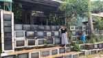 Jangan Heran, Pagar Rumah Ini Dibuat dari Tumpukan TV Bekas