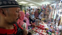 Tak hanya pakaian, aksesoris seperti kalung dan gelang juga diserbu.
