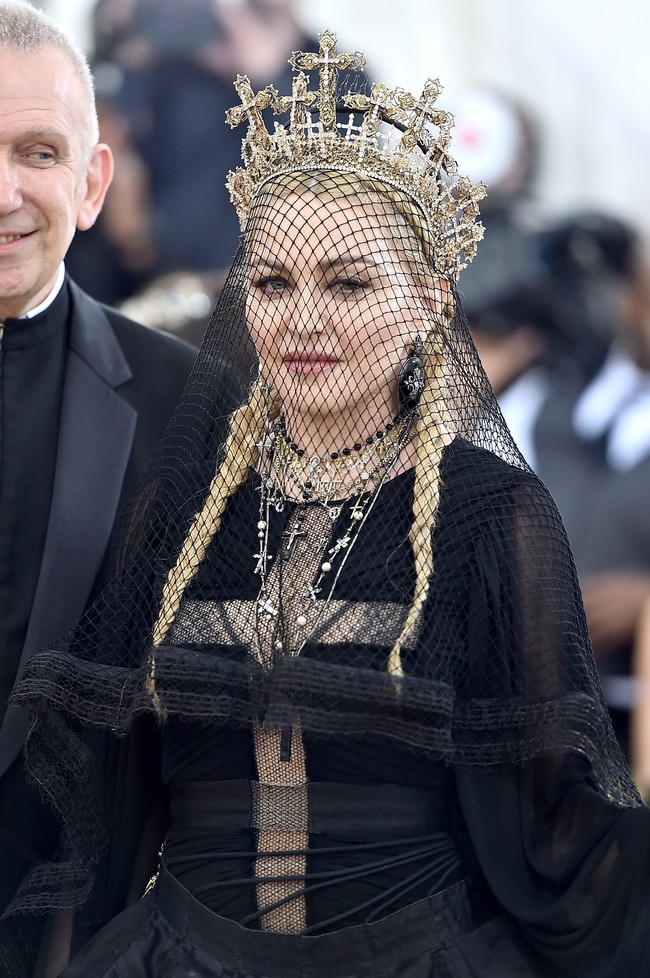 Ini bukan kali pertamanya Madonna memakai karya Yungyung. Di MET Gala 2018 yang bertema Heavenly Bodies: Fashion and the Catholic Imagination, Madonna memadukan gaun rancangan karya Jean Paul Gaultier dengan headpiece berhiaskan salib buatan Yungyung.  Foto: Dok. Getty Images