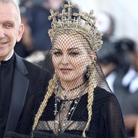Ini bukan kali pertamanya Madonna memakai karya Yungyung. Di MET Gala 2018 yang bertema Heavenly Bodies: Fashion and the Catholic Imagination, Madonna memadukan gaun rancangan karya Jean Paul Gaultier dengan headpiece berhiaskan salib buatan Yungyung.  Foto: Dok. Getty Images