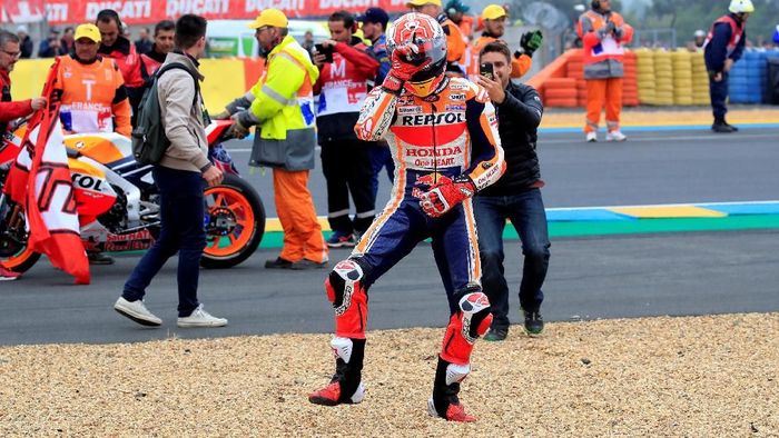 Pebalap Repsol Honda, Marc Marquez, merayakan kemenangan di MotoGP Prancis. (Foto: Gonzalo Fuentes/Reuters) Pebalap Repsol Honda, Marc Marquez, merayakan kemenangan di MotoGP Prancis. (Foto: Gonzalo Fuentes/Reuters)
