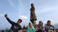 Beberapa warga Pacitan asyik berswafoto dengan latar belakan Monumen Panglima Besar Jenderal Sudirman.