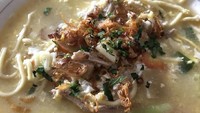 Kuah mie godog yang sedikit keruh karena pemakaian kemiri dalam bumbunya dan telur ayam. Karenanya rasanya gurih mlekoh. Foto : Instagram @tamita89_