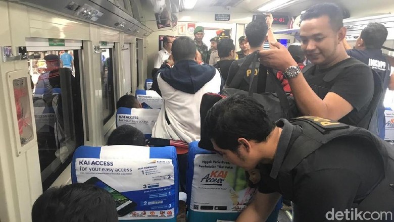 Seorang WNA Penumpang Kereta di Jember Bingung Saat Disweeping Polisi Seorang WNA Penumpang Kereta di Jember Bingung Saat Disweeping Polisi