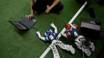 Saat jeda, robot-robot ini dicas ke asupan listrik sekaligus diutak-atik programnya. (Foto: Jason Lee/Reuters)