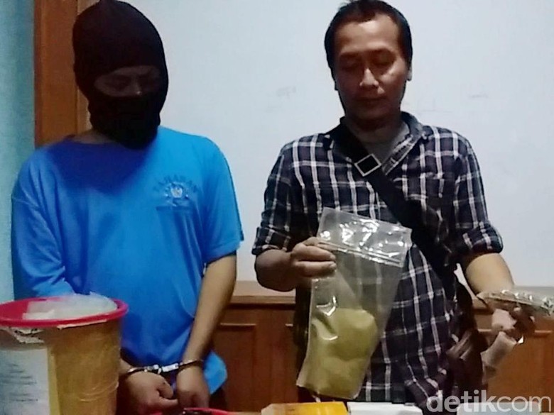Di Rumah Mahasiswa yang Beli 1 Kg Ganja Ditemukan Serbuk Asing Di Rumah Mahasiswa yang Beli 1 Kg Ganja Ditemukan Serbuk Asing