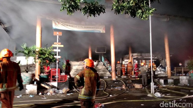 Setelah Hampir 24 Jam, Kebakaran Pasar Kosambi Berhasil Dipadamkan Setelah Hampir 24 Jam, Kebakaran Pasar Kosambi Berhasil Dipadamkan