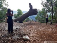 Spot foto jempol raksasa (Pradito/detikcom)