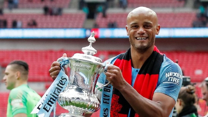 Soccer Football -  FA Cup Final - Manchester City v Watford - Wembley Stadium, London, Britain - May 18, 2019  Manchester Citys Vincent Kompany celebrates with the trophy after winning the FA Cup                  REUTERS/David Klein