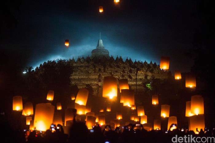 Sejumlah Biksu menerbangkan lampion perdamaian saat perayaan Waisak 2563 BE/2019 di Taman Lubini, Candi Borobudur, Magelang, Jawa Tengah, Minggu (19/5/2019). Pelepasan ribuan lampion itu merupakan simbol perdamaian serta menjadi rangkaian perayaan Tri Suci Waisak. ANTARA FOTO/Andreas Fitri Atmoko/wsj.