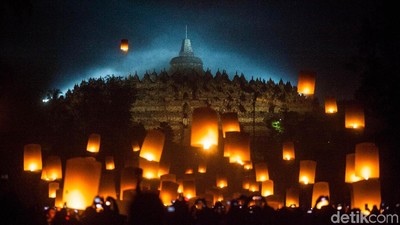 Cantiknya Borobudur Saat Disinari Ribuan Lampion Waisak