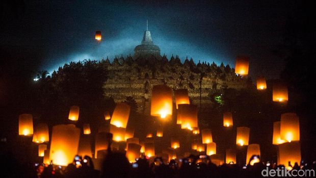 Sejumlah Biksu menerbangkan lampion perdamaian saat perayaan Waisak 2563 BE/2019 di Taman Lubini, Candi Borobudur, Magelang, Jawa Tengah, Minggu (19/5/2019). Pelepasan ribuan lampion itu merupakan simbol perdamaian serta menjadi rangkaian perayaan Tri Suci Waisak. ANTARA FOTO/Andreas Fitri Atmoko/wsj.