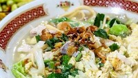 Racikan mie godog Jawa Pak Dul ini mlekoh kuahnya. Dilengkapi kol, ayam, telur yang direbus dalam kuahnya. Mantap! Foto : Instagram @wonderfoodsolo