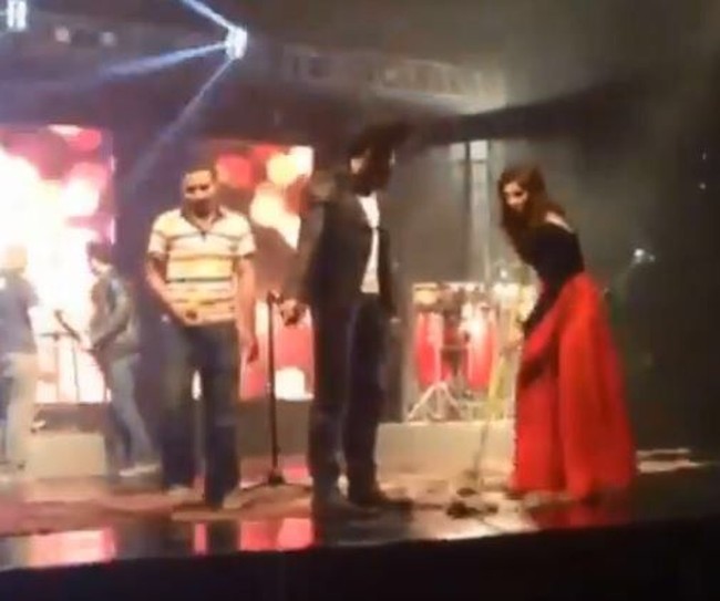 Aktris cantik Mahira Khan mencuri atensi dan memenangkan hati banyak orang karena kesederhanaan yang dimilikinya usai video dirinya mengepel lantai di suatu set acara jadi viral. Foto: Dok. Instagram @mahirakhan