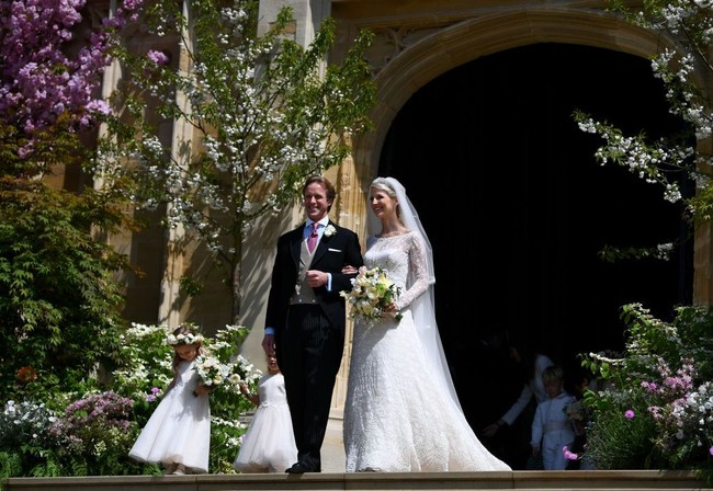 Gaun hadir dengan embroidery bunga dan detail embellishment. Tumpukan tulle dan organdi di bawah lace menciptakan warna dan siluet tubuh gaun. Foto: Dok. WPA Pool/Getty Images