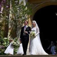 Gaun hadir dengan embroidery bunga dan detail embellishment. Tumpukan tulle dan organdi di bawah lace menciptakan warna dan siluet tubuh gaun. Foto: Dok. WPA Pool/Getty Images