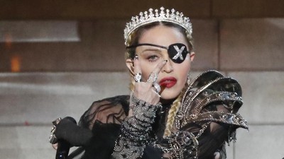 Keren, Madonna Pakai Aksesori Karya Desainer Indonesia Lagi
