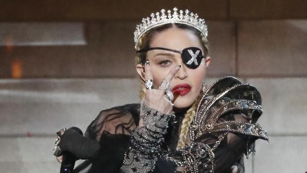 Keren, Madonna Pakai Aksesori Karya Desainer Indonesia Lagi