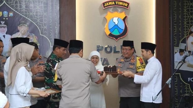Saat Ultah ke 54, Khofifah Disebut Pemimpin 3 Zaman oleh Emil Dardak