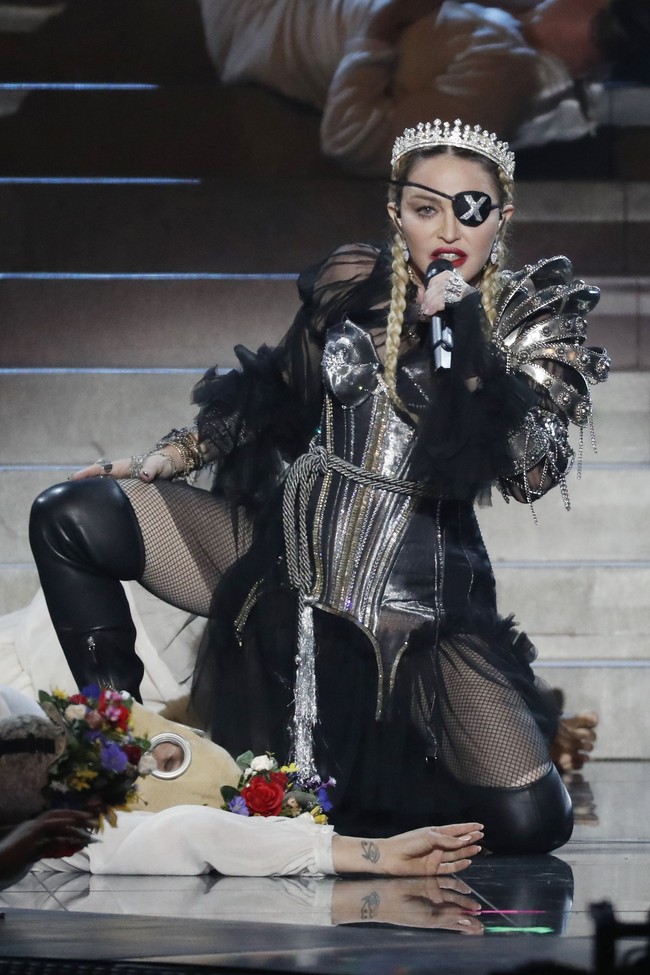 Inilah penampilan Madonna di final kontes menyanyi Eurovision 2019 yang digelar di Tel Aviv, Israel, Sabtu (18/5/2019). Bersolek bak pendekar, penyanyi 60 tahun itu memakai aksesori buatan desainer Indonesia Rinaldy A. Yunardi atau Yungyung.  Foto: Dok. Getty Images