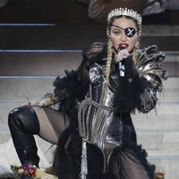 Inilah penampilan Madonna di final kontes menyanyi Eurovision 2019 yang digelar di Tel Aviv, Israel, Sabtu (18/5/2019). Bersolek bak pendekar, penyanyi 60 tahun itu memakai aksesori buatan desainer Indonesia Rinaldy A. Yunardi atau Yungyung.  Foto: Dok. Getty Images