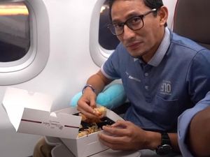 Buka Puasa di Pesawat, Sandiaga Makan Nasi Mandhi Pakai Tangan