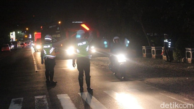 Jalur Pantura Probolinggo Dirazia Cegah Keberangkatan Massa Aksi 22 Mei Jalur Pantura Probolinggo Dirazia Cegah Keberangkatan Massa Aksi 22 Mei
