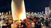 Mereka yang ikut menerbangkan lampion ini sangat antusias. Penerbangan sesi kedua ini pun diberi aba-aba sehingga saat lampion terbang ke atas secara bersamaan. (Eko Susanto/detikcom)