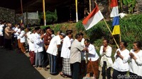 Ucapan permohonan maaf silih berganti terdengar diantara kehangatan suasana pagi itu.